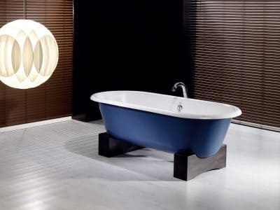 Elegant dual bath with wooden feet, combining modern design with natural wood accents for a stylish bathroom centerpiece.